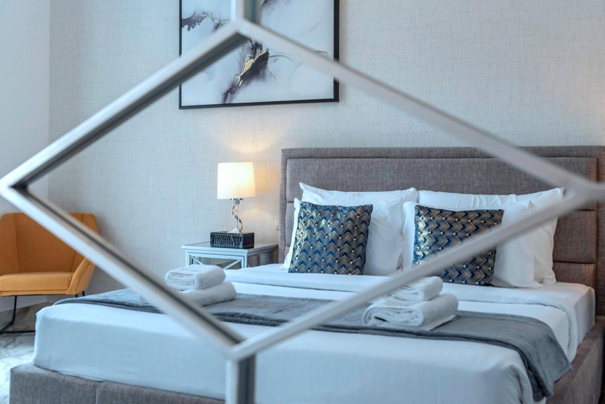Lakeside Luxe Retreat 1 Bedroom I Free Gym, Pool, Wi-fi & Parking I By Meerak * Dubai