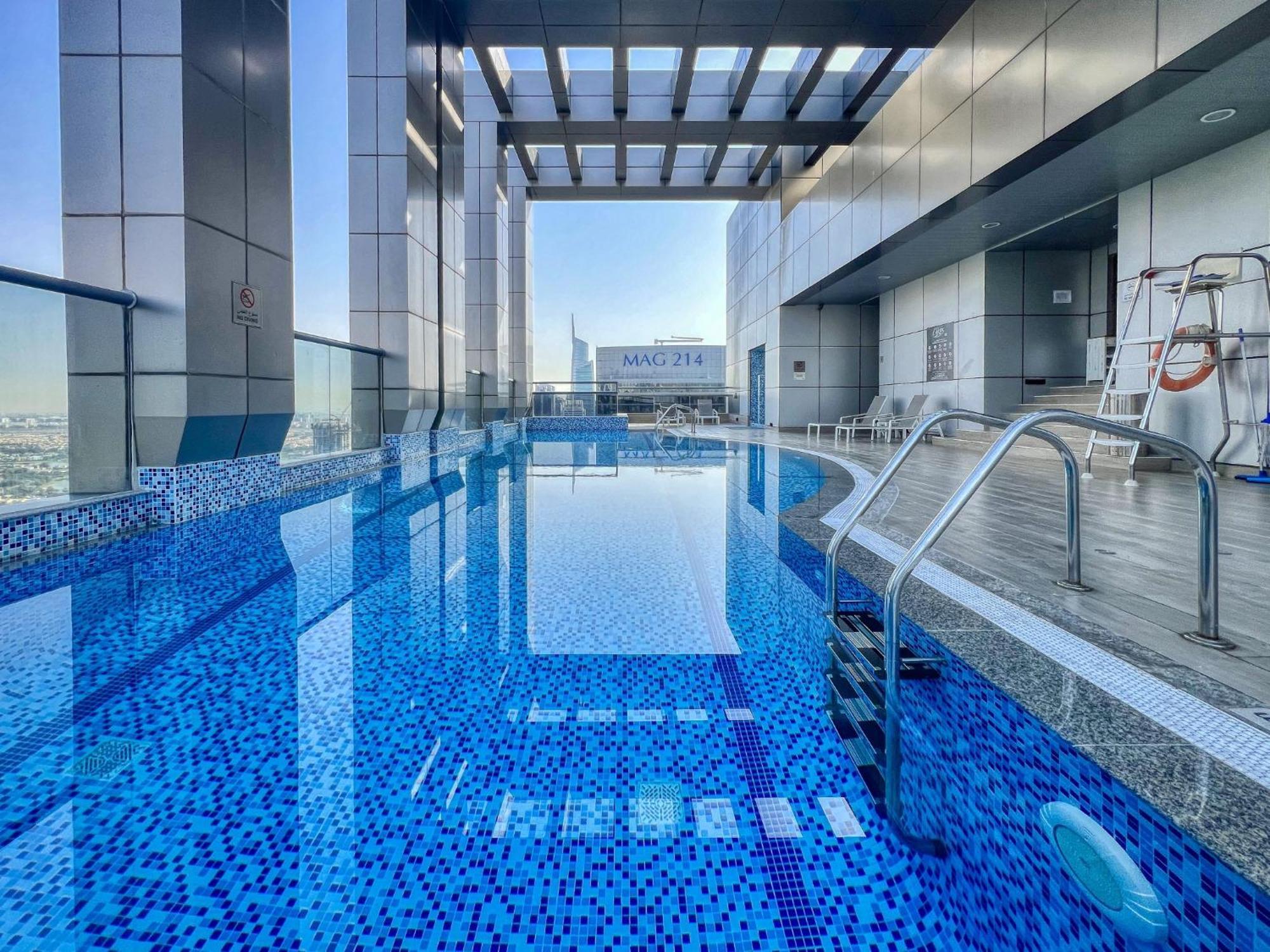 Lakeside Luxe Retreat 1 Bedroom I Free Gym, Pool, Wi-fi & Parking I By Meerak *
