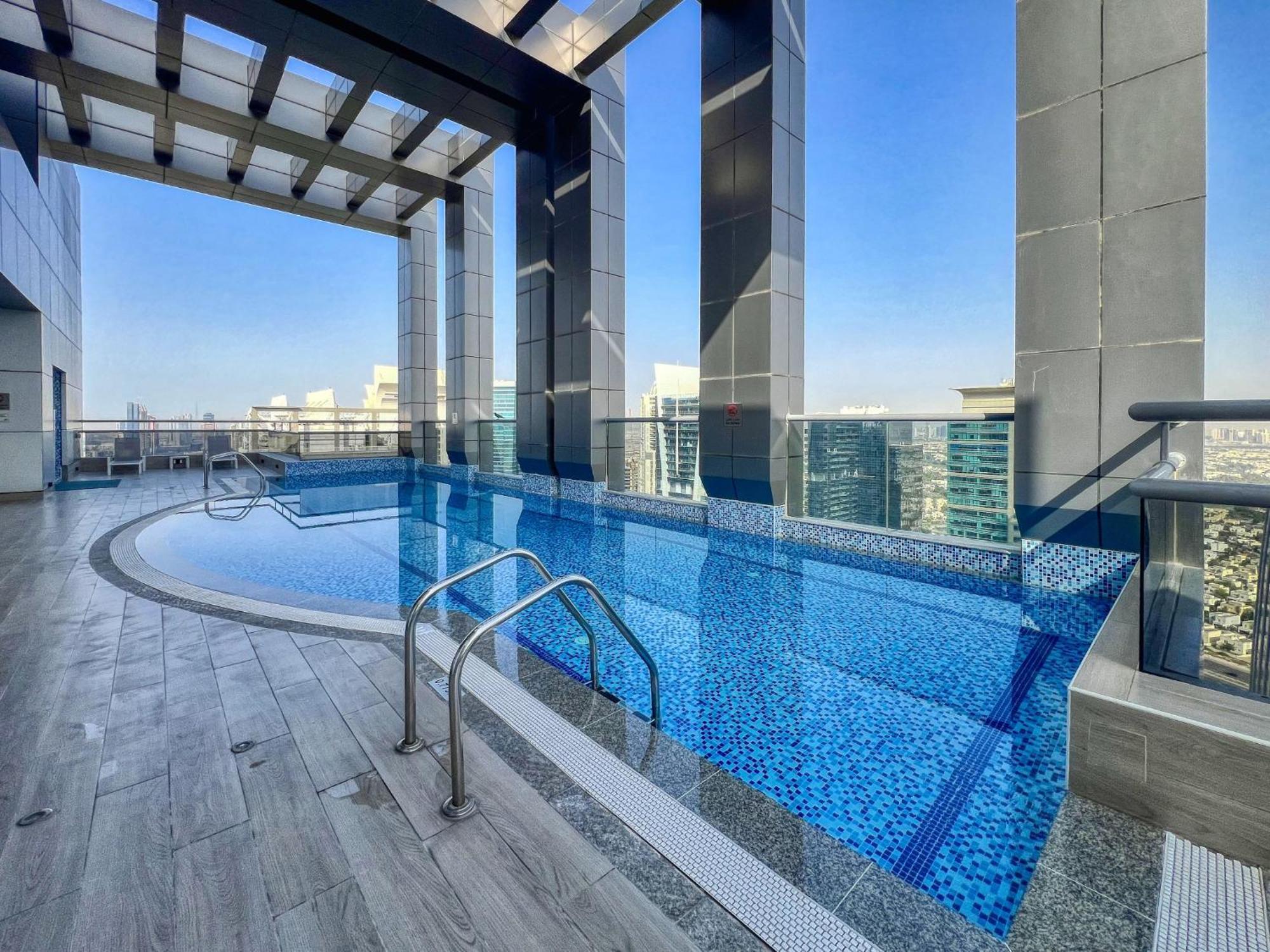 Lakeside Luxe Retreat 1 Bedroom I Free Gym, Pool, Wi-fi & Parking I By Meerak Apartment *