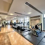Lakeside Luxe Retreat 1 Bedroom Apartment I Free Gym, Pool, Wi-Fi & Parking I By Meerak