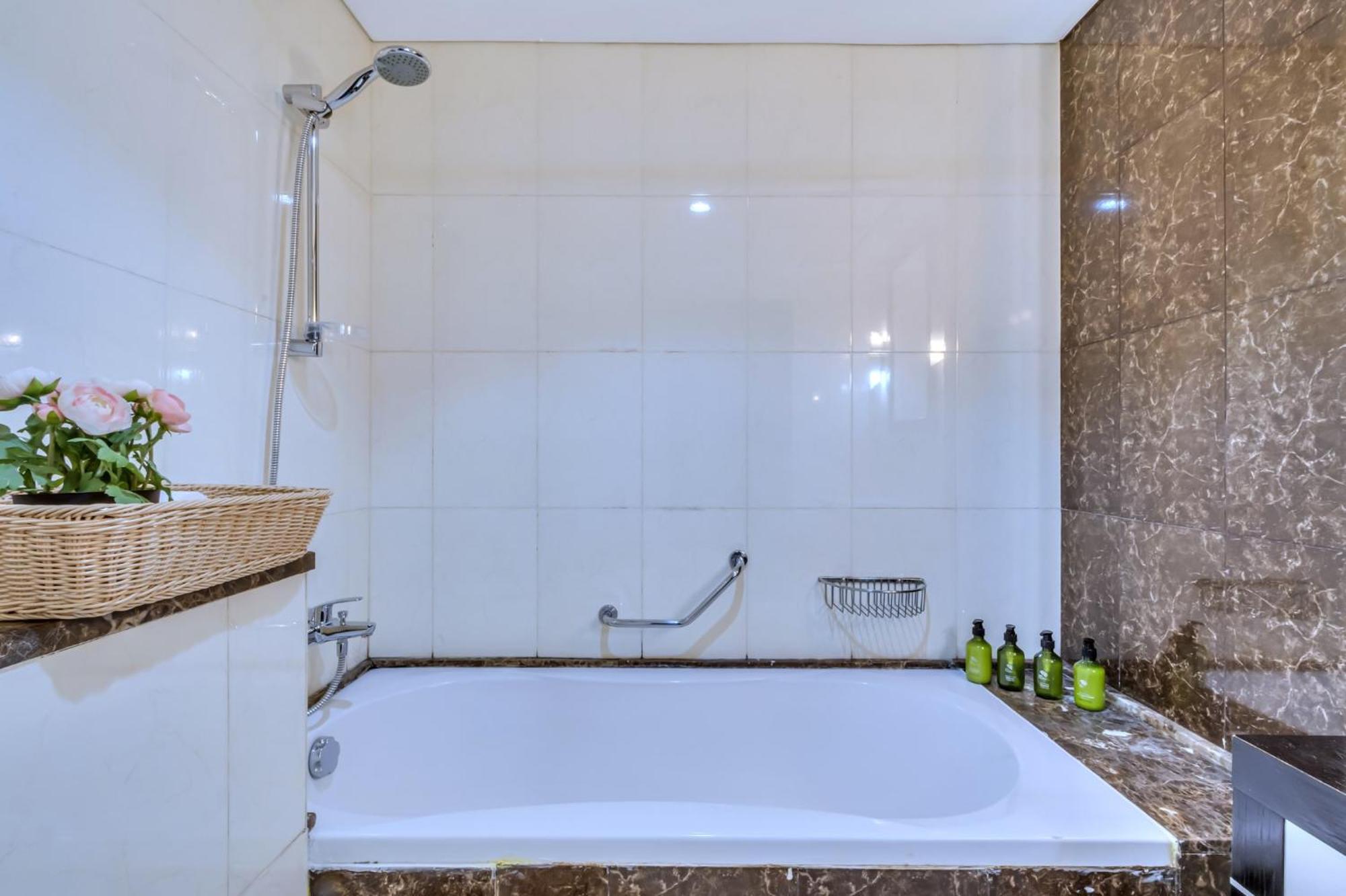 Apartment Lakeside Luxe Retreat 1 Bedroom I Free Gym, Pool, Wi-fi & Parking I By Meerak