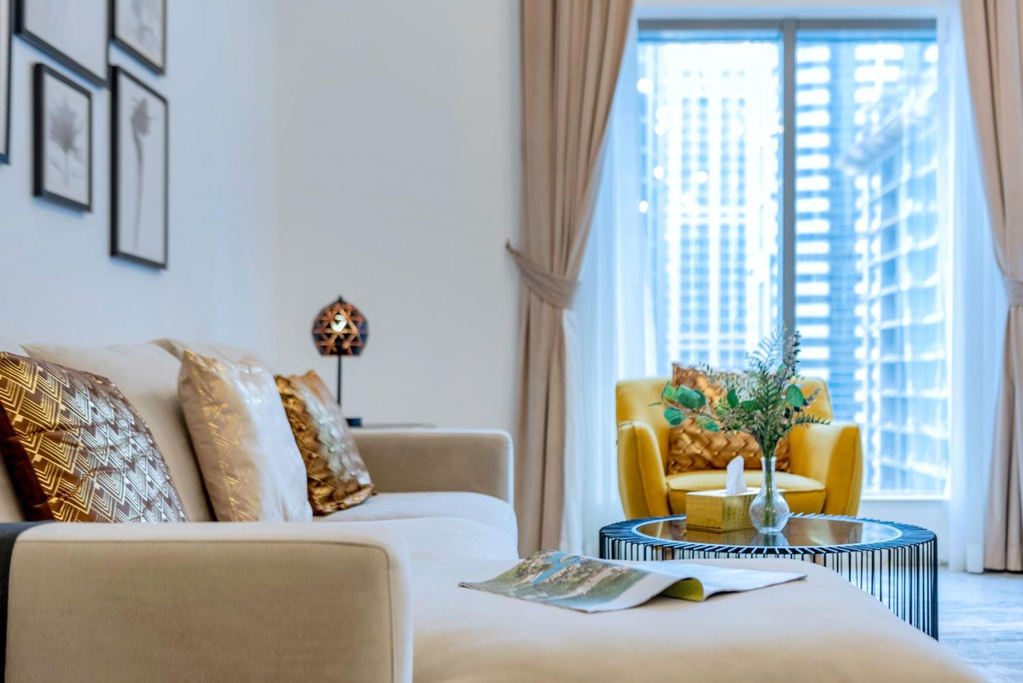 Lakeside Luxe Retreat 1 Bedroom I Free Gym, Pool, Wi-fi & Parking I By Meerak Apartment