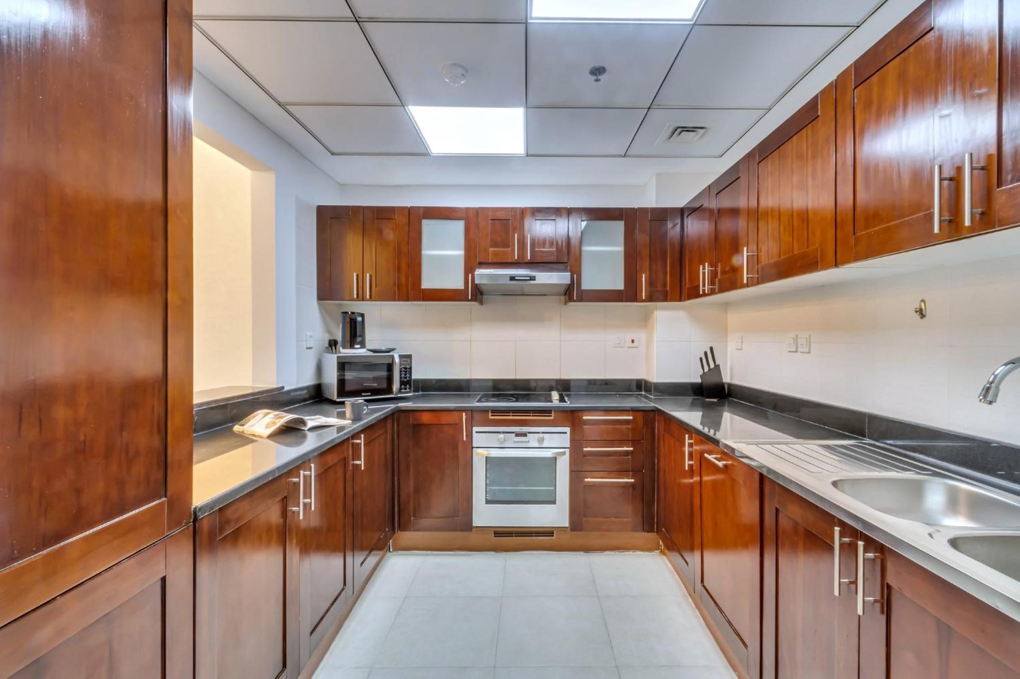 Lakeside Luxe Retreat 1 Bedroom I Free Gym, Pool, Wi-fi & Parking I By Meerak
